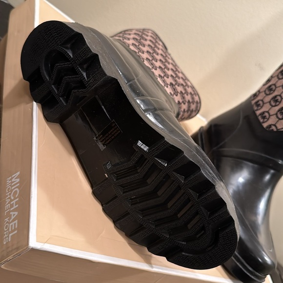 Michael Kors monogram mid rain boot with rubber soles - Picture 6 of 8